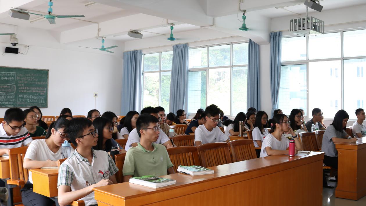 改革开放四十年 成就辉煌震世界  我院思想政治理论大课堂圆满结束