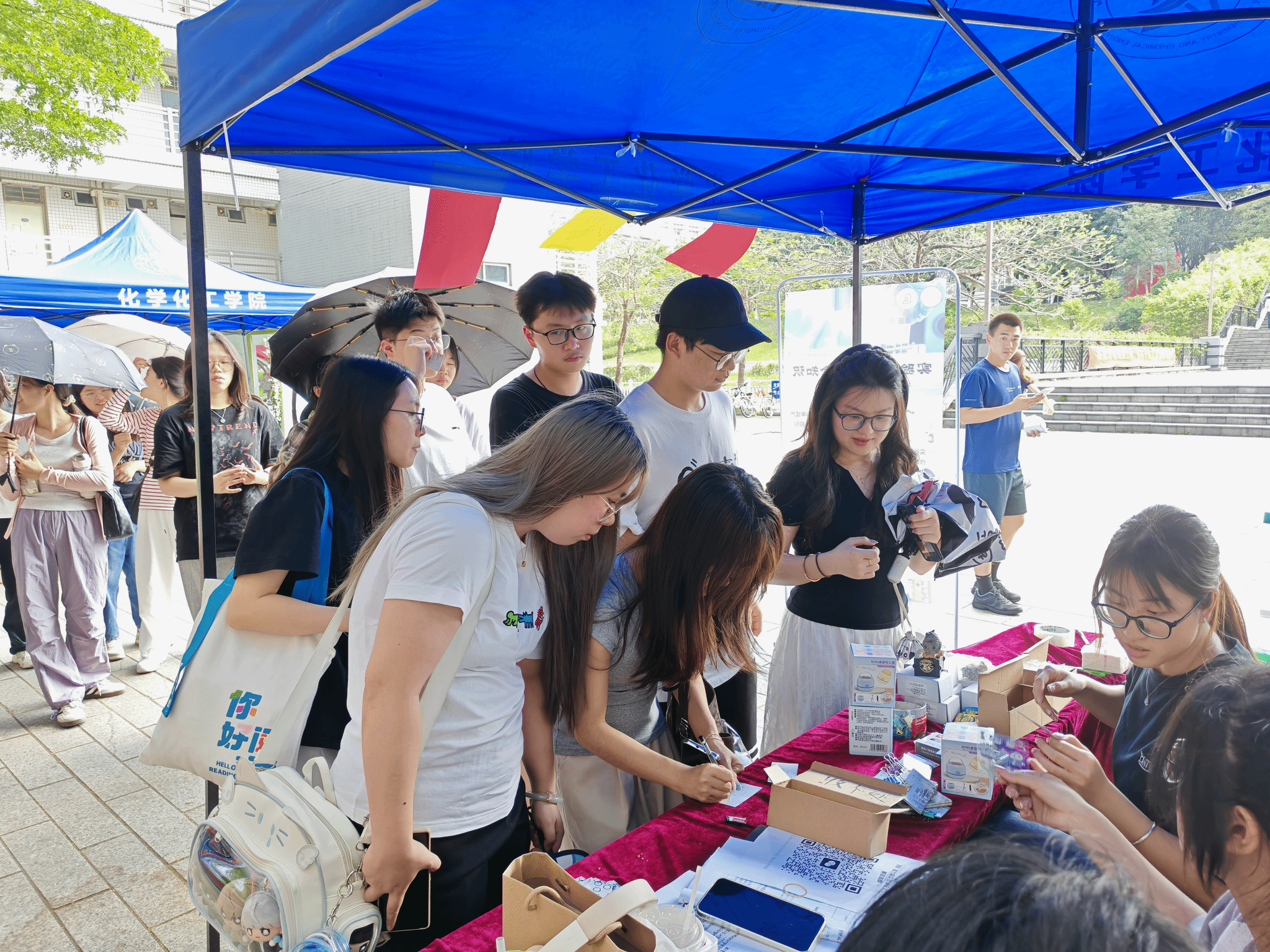 今年会官方网站举行第六届实验室安全知识竞赛摆摊宣传活动