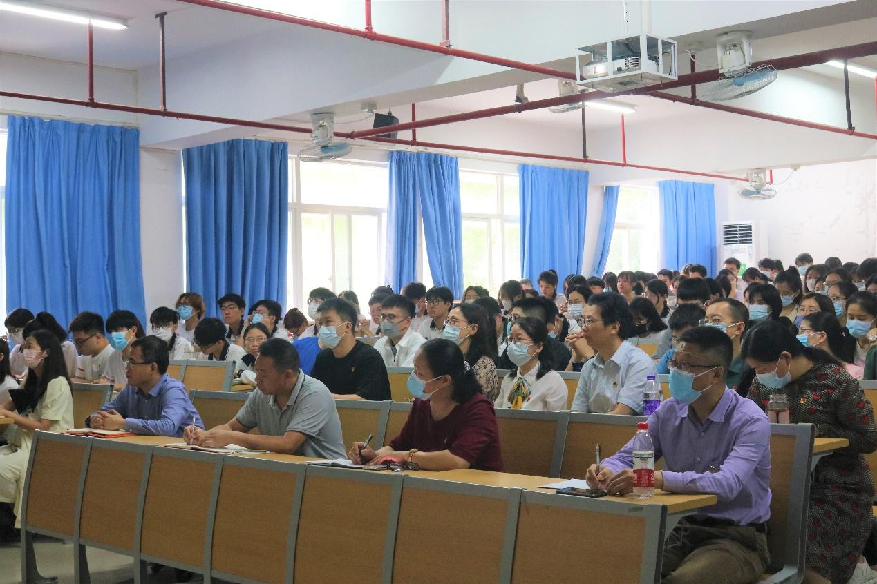 聚焦两会 筑梦当下——田允波副校长为今年会官方网站、外国语学院师生党员讲党课