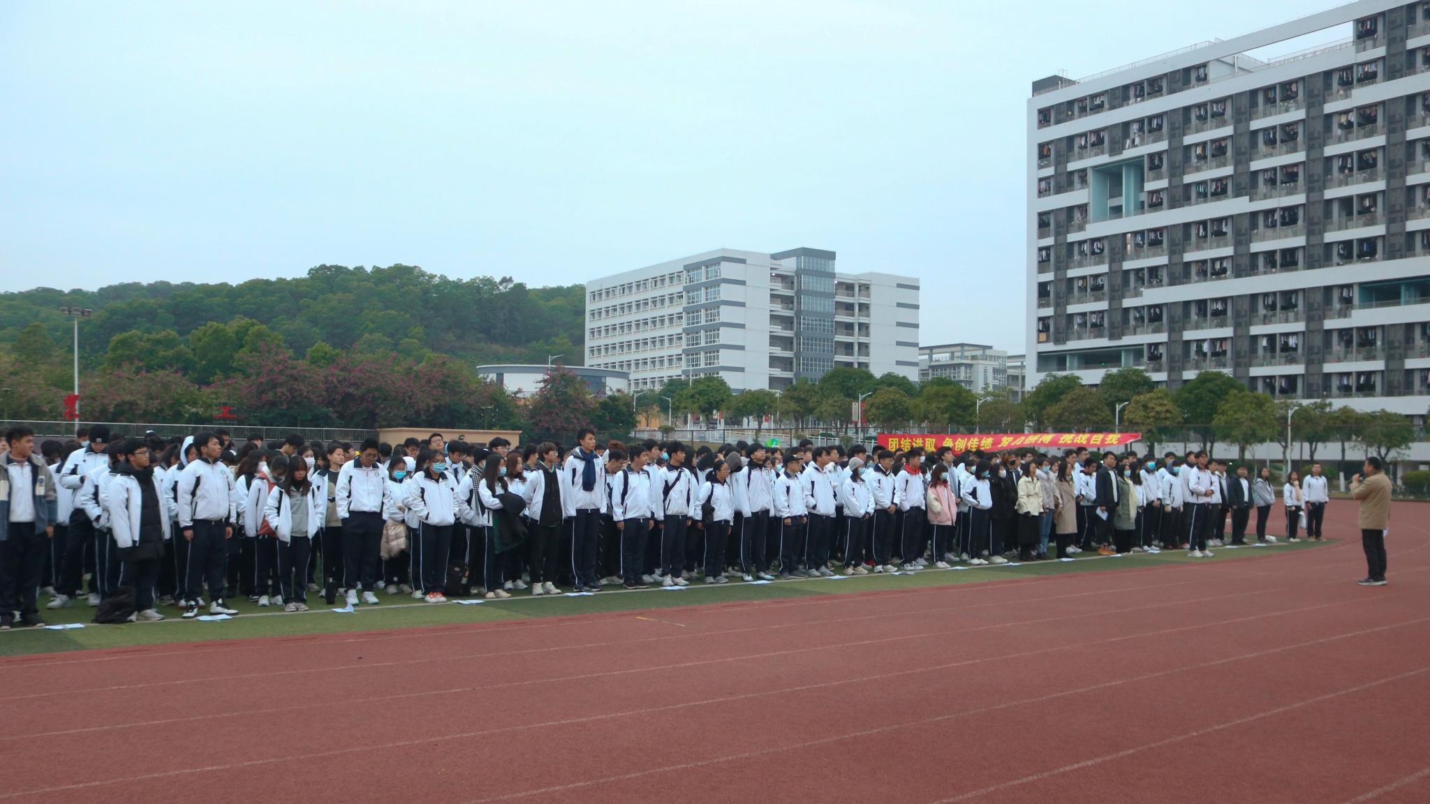 重视国防 精忠报国——今年会官方网站举行升旗仪式