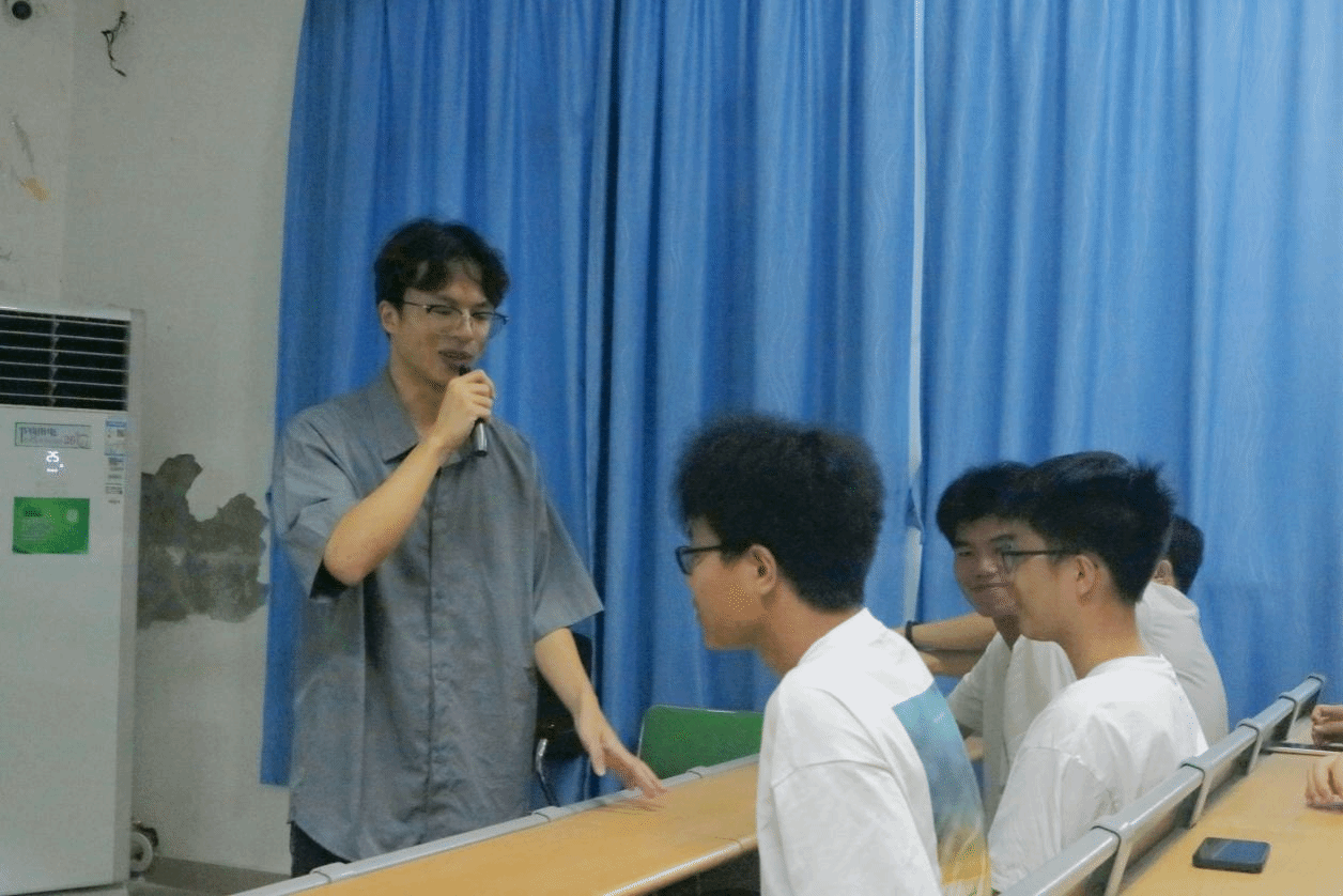 理论学习筑根基 及地宣讲增活力——今年会官方网站“及地”宣讲团为新生进行宣讲