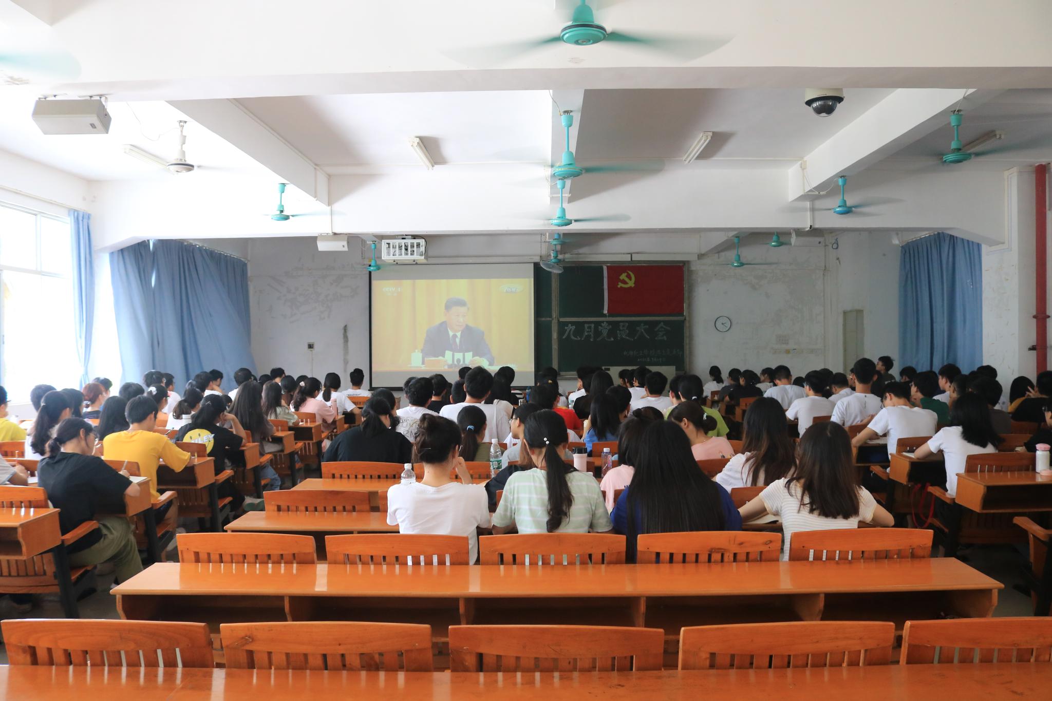 敬抗疫英雄 弘抗疫精神——今年会官方网站学生党支部组织观看《全国抗击新冠肺炎疫情表彰大会》纪实视频