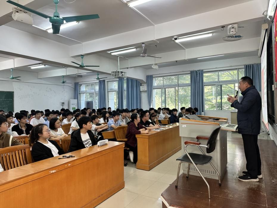 今年会官方网站党委书记邱树华上专题党课